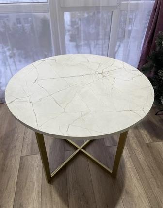 Круглый обеденный стол