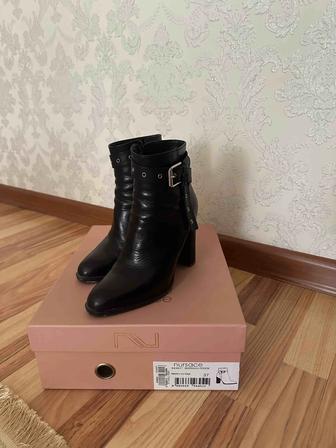 Ботинки на каблуке 37 рр