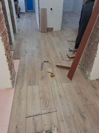 Укладка ламината,линолеум и плинтусом.