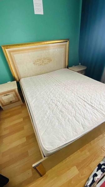 Спальная кровать с двумя тумбами