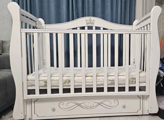 Детская кроватка и комод