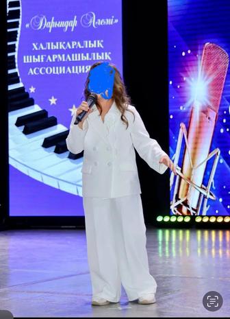 Брючный костюм белый