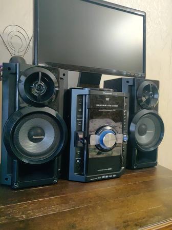 Музыкальный центр Panasonic.