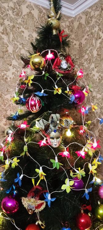 Продаю елку 2,20 м высотой с игрушками и гирляндами