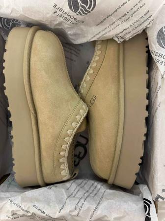 Продам Uggi шикарного качество.100 овчина, подошва каучук наполеннный.