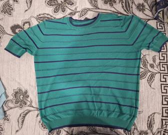 Зеленая кофта с синими полосками