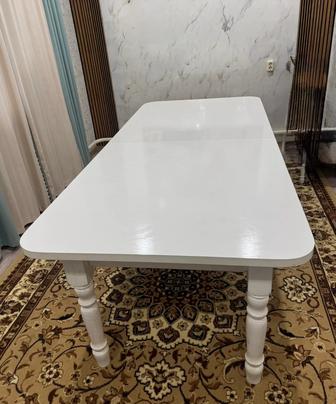 Раздвижной белый стол. Высота 80 см, длина 2.5 метр, в раздвижном 3.5 метр