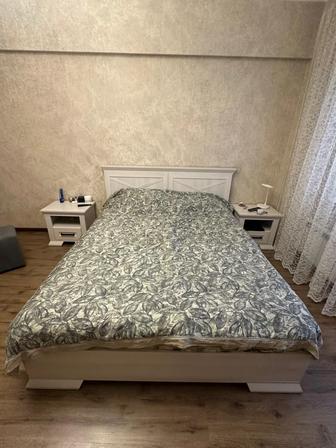 Продается двухспальная кровать с новым матрасом и тумбочками!