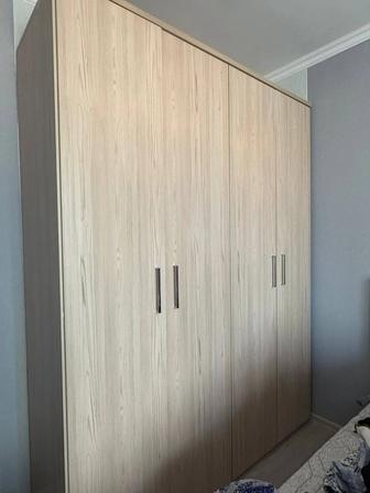 Классический, мягко бежевого цвета, 4-дверный Шкаф Сканди-Дерево!