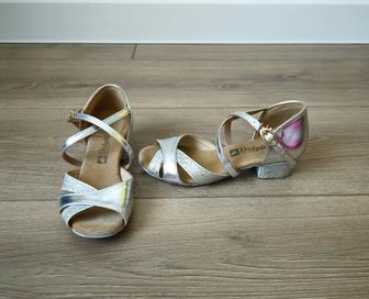Туфли для танцев.