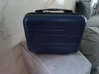 Продам маленький чемодан