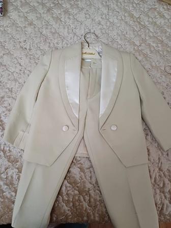 Продам костюм двойка бежевого цвета на мальчика