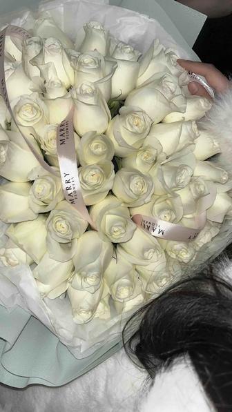 Свежий букет белых роз