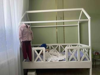 Продам детскую кроватку домик