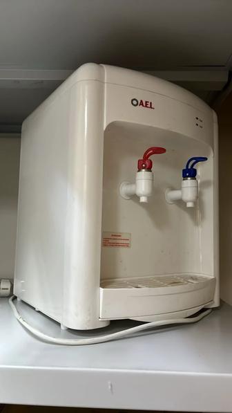 Продам настольный диспенсер для воды