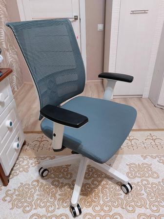 Кресло мен ноутбукқа арналған үстел