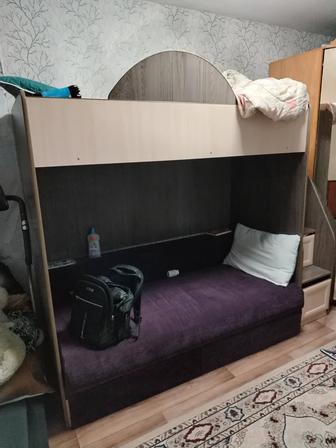Продам двухъярусную кровать снизу диванчик раздвижной