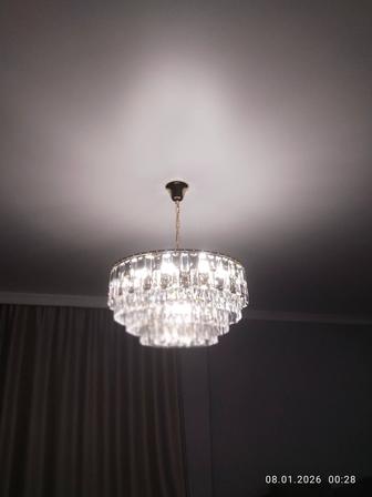 Продам люстру потолочную