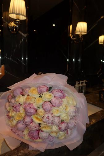 роскошный букет цветов.пионы и розы.безумно красивые