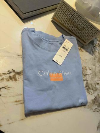 Продам женскую футболку Calvin Klein