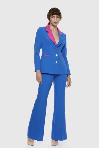Костюм женский классический с клеш-брюками, синий с розовыми деталями