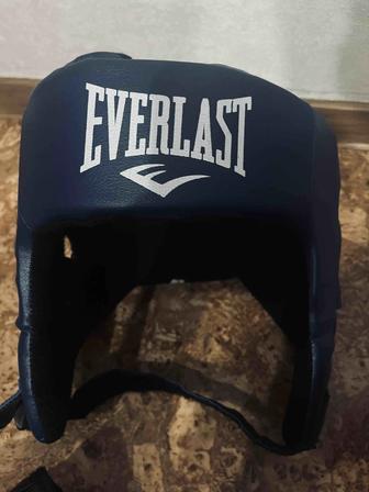 Боксерские перчатки и шлем