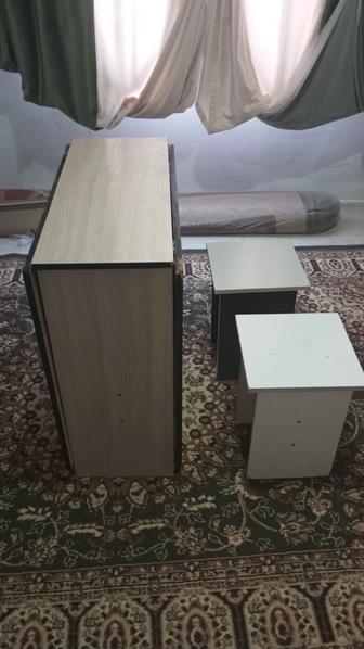 Стол и стулья