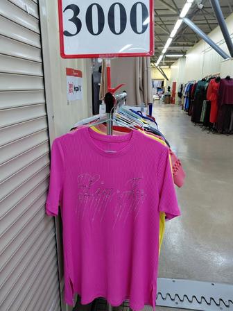 Продажа женских футболок.