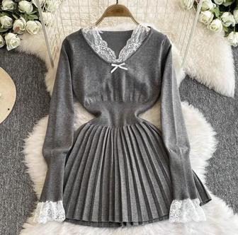 Элегантное серое платье со вставками кружева