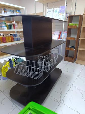 Продам полку коричневый цвет , 3-х ярусная, длина 1,5 м , ширина 70 см