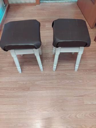 Два табурета из дерева.