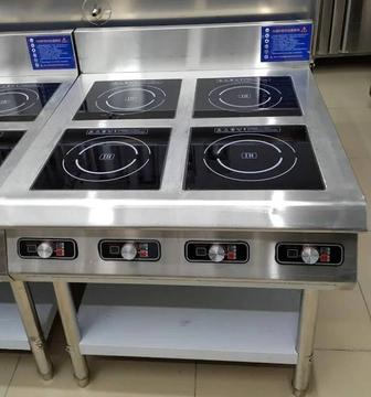 Индукционная плита четырехконфорочная профессиональная.
