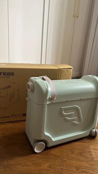 Jetkids by Stokke чемодан на колесиках 2 в 1. Кроватка и каталка
