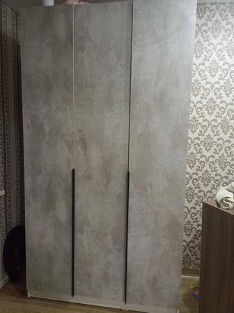 Шкаф распашной в хорошем состоянии