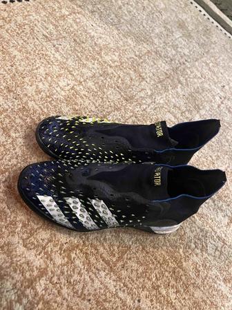 Продам футбольные кроссовки