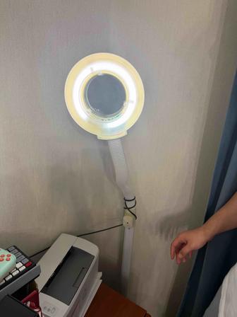 Лампа с увеличительным стеклом для салонов красоты