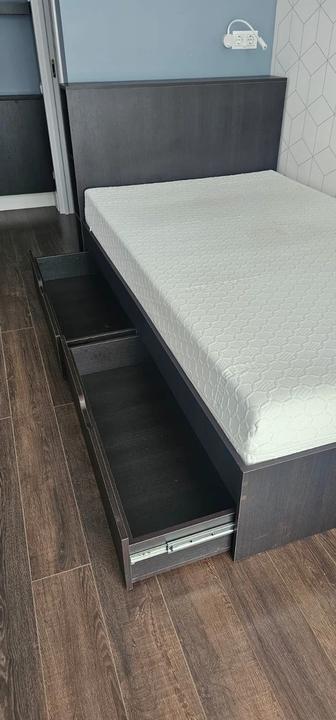 Продам кровать , полки и зеркало