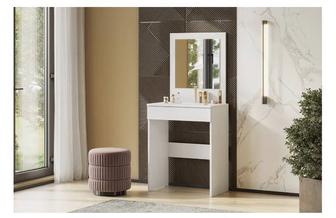 Туалетный столик с зеркалом