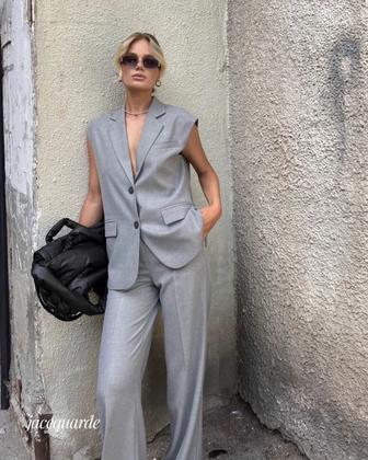 Женские костюмы, платья