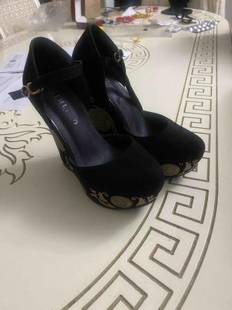 Туфли на высокой танкетке