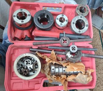 Набор клупп, метчики и плашки