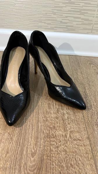 Продаю туфли Charles and Keith 35 размер