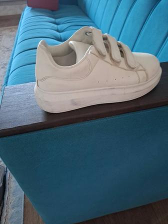 Кроссовки белые