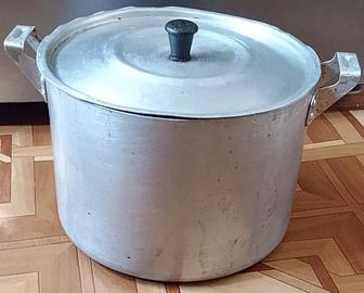 Кастрюлю алюминиевую продаю