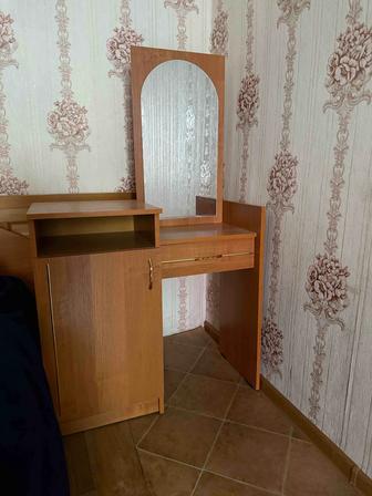 Продаю туалетный столик и прикроватную тумбу