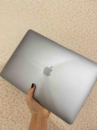 Срочно продам свой MacBook Air 
Apple m1 2020
Память 8 ГБ 
Серая