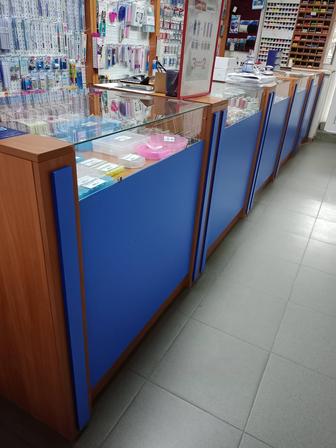 Срочно продам стеллажи и витрины