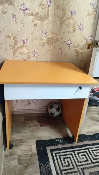 Стол в красивом оранжевом цвете, 4 колеса с блоком и с задвижным ящиком.