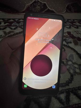 Телефон LG Q6