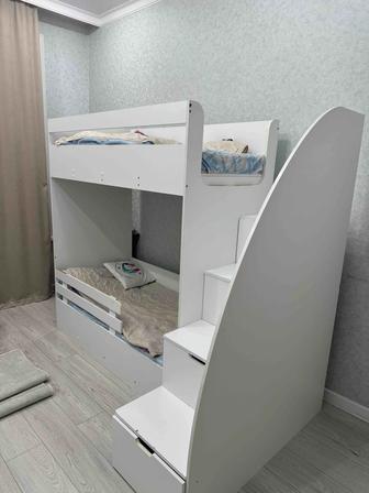 Продам 2 ярусную кровать с матрасами
